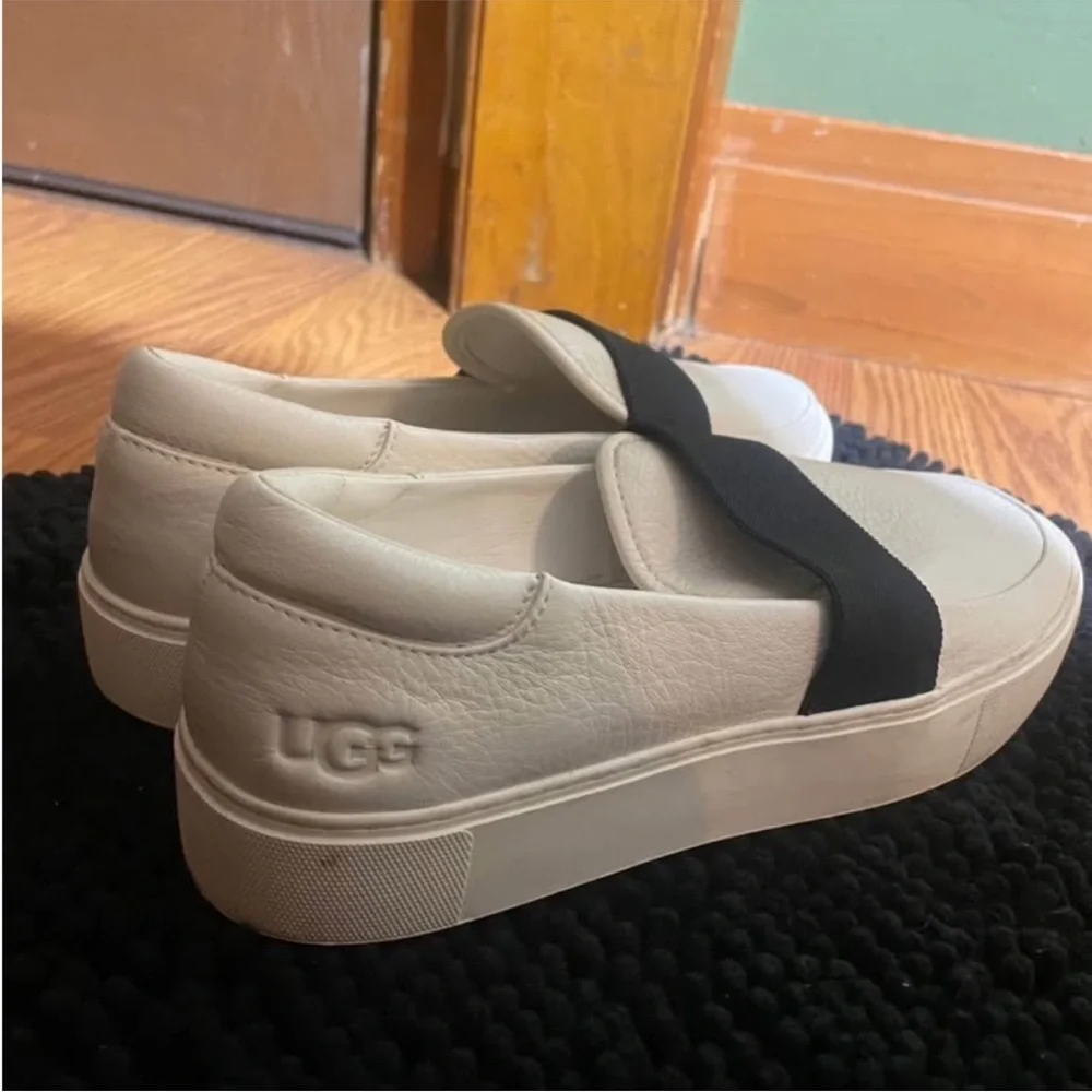 UGG – Chayze Slip-On Sneakers – White / Black Logo Band – Sz. 10